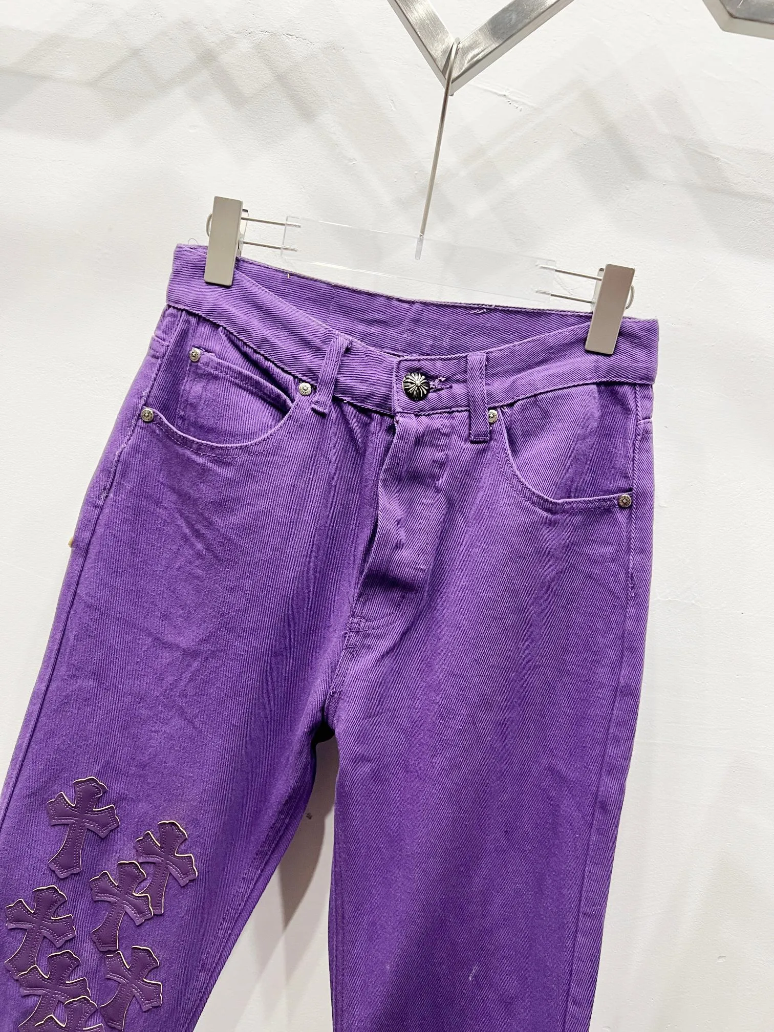 P250 model number: Chrome Hearts CH Chrome’s latest purple patchwork leather jeans exude unruly personality and unique charm. Every wear and tear is carefully designed to present a unique artistic feel. Made of imported denim fabric, which has undergone heavy industrial washing and destruction treatment, the trousers show a super cool effect on the upper body, allowing you to dominate the fashion stage.  This is more than just a pair of jeans, it is an expression of attitude. With its unique design concept and ultimate pursuit of details, Croxin breaks traditional boundaries and defines the jeans trend in the new era. The trousers are made of double-layer woven fabric and matched with customized hardware, showing an incomparably beautiful and unique style, making every wearer the focus of fashion. Imported denim fabric, super heavy-duty washed and damaged, the upper body is super cool! Customized hardware, incomparably good-looking style. The production process is difficult. It has a high-street feel. Color: Purple Size: S M L XL